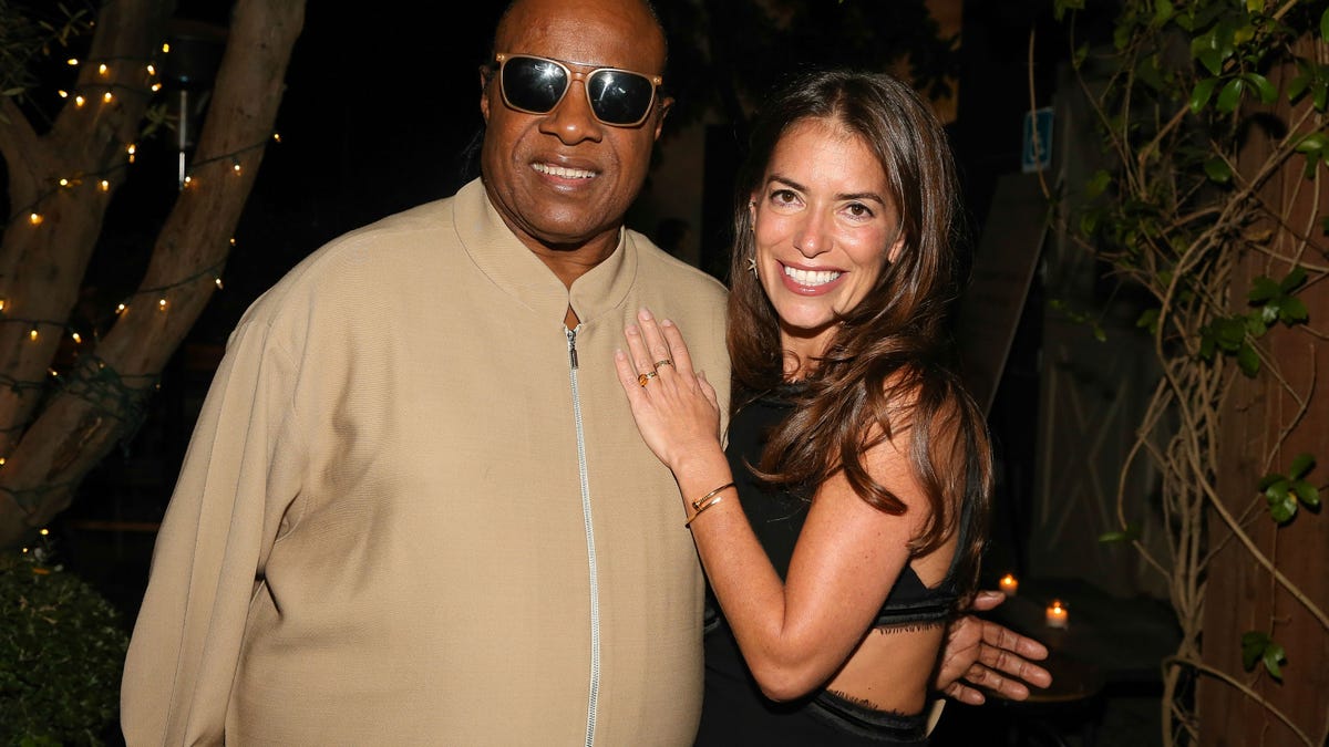 Stevie Wonder posando con Laura Wasser