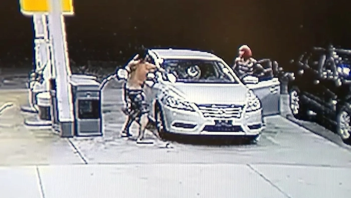 На записи с камеры видеонаблюдения видно, как мужчина заглядывает в салон семейного автомобиля, в то время как мать детей вступает с ним в перепалку на заправочной станции в штате Джорджия.