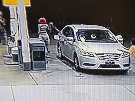 Una madre de Georgia se defiende de un presunto secuestrador de niños con un surtidor de gasolina, según se ve en un vídeo de vigilancia