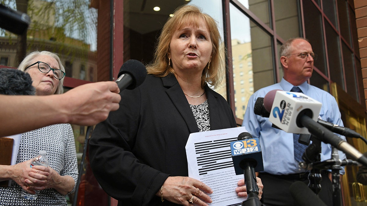 Teresa Lancaster con reporteros