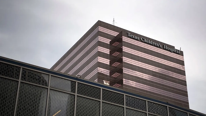 Edificio del Texas Children's Hospital con logotipo en el Texas Medical Center de Houston
