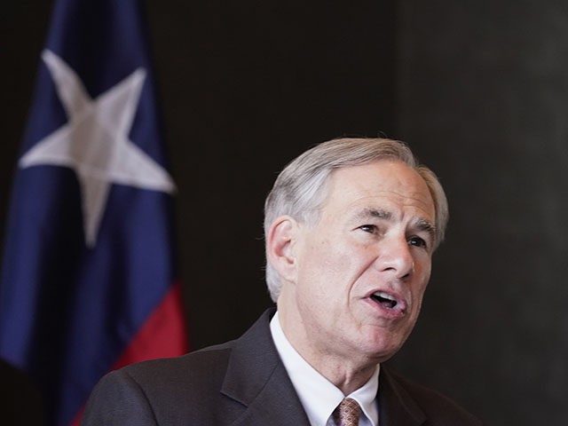 El gobernador de Texas, Greg Abbott, habla durante una conferencia de prensa sobre las detenciones de niños migrantes W