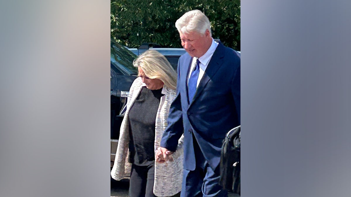 Fundador de megaiglesia de Texas pasará 6 meses en la cárcel por abusar sexualmente de una niña El pastor de Texas Robert Morris abandona un juzgado de Oklahoma