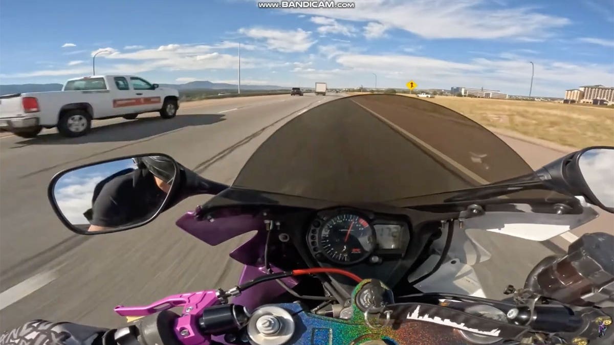 Motocicleta por la autopista de Colorado