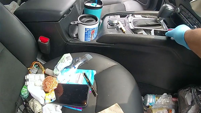 Пассажирское сиденье в автомобиле Рейли завалено мусором