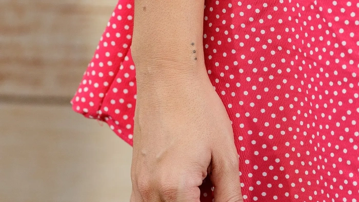 Mamá acusada de maltrato infantil tras encontrar a un niño con un tatuaje en una casa "deplorable": policías Se ven tres tatuajes de "puntos de fiesta" en una muñeca