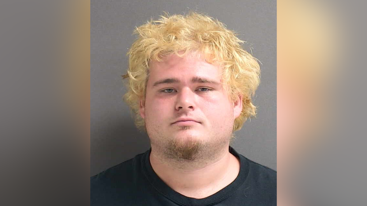 Timothoes Powell visto sin emociones en una foto policial de Florida
