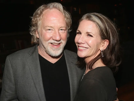 Melissa Gilbert vuelve al trabajo mientras Timothy Busfield se enfrenta a cargos por abuso sexual de menores, acepta el "viaje" que tiene por delante