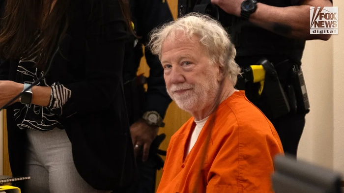 Timothy Busfield comparece en una sala del tribunal durante una audiencia de prisión preventiva en Albuquerque, Nuevo México