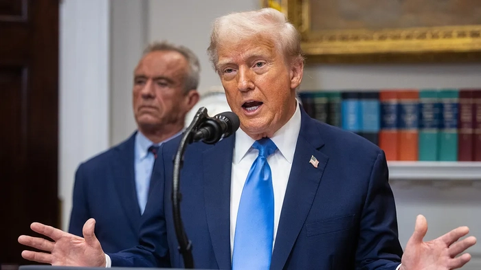 El HHS elimina 36.000 páginas de "materia oscura normativa" en una amplia purga de las oficinas de bienestar infantil Despacho oval de Trump