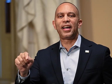 Hakeem Jeffries queda mal parado después de que un reportero infantil le pregunte por qué los votantes ven tan negativamente a los demócratas