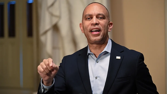 El líder de la minoría en la Cámara de Representantes de EE.UU., Hakeem Jeffries, durante una rueda de prensa en el Capitolio