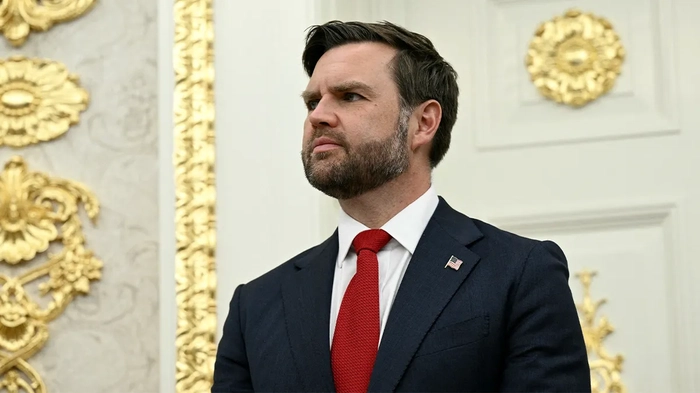 Вице-президент Джей Ди Вэнс сидит за интервью с ведущей Fox News Лорой Инграхам.