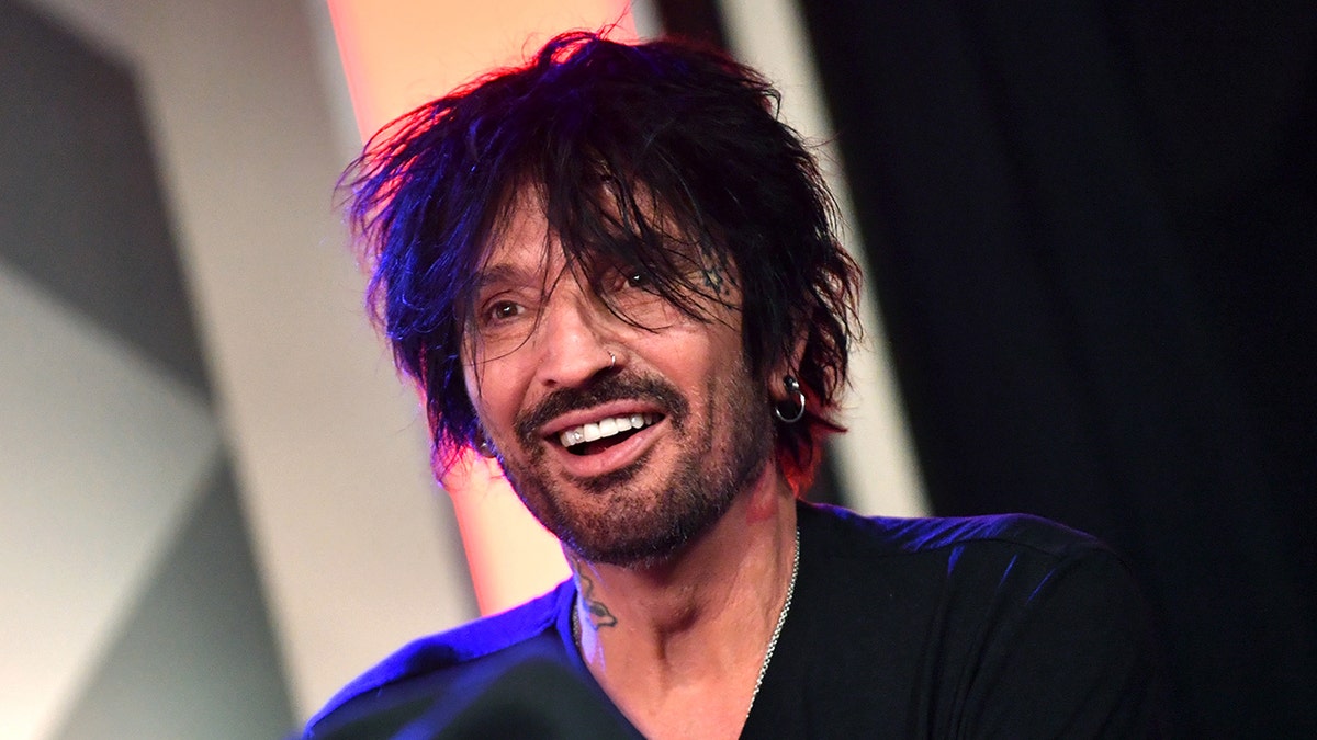 Tommy Lee sonríe al aire