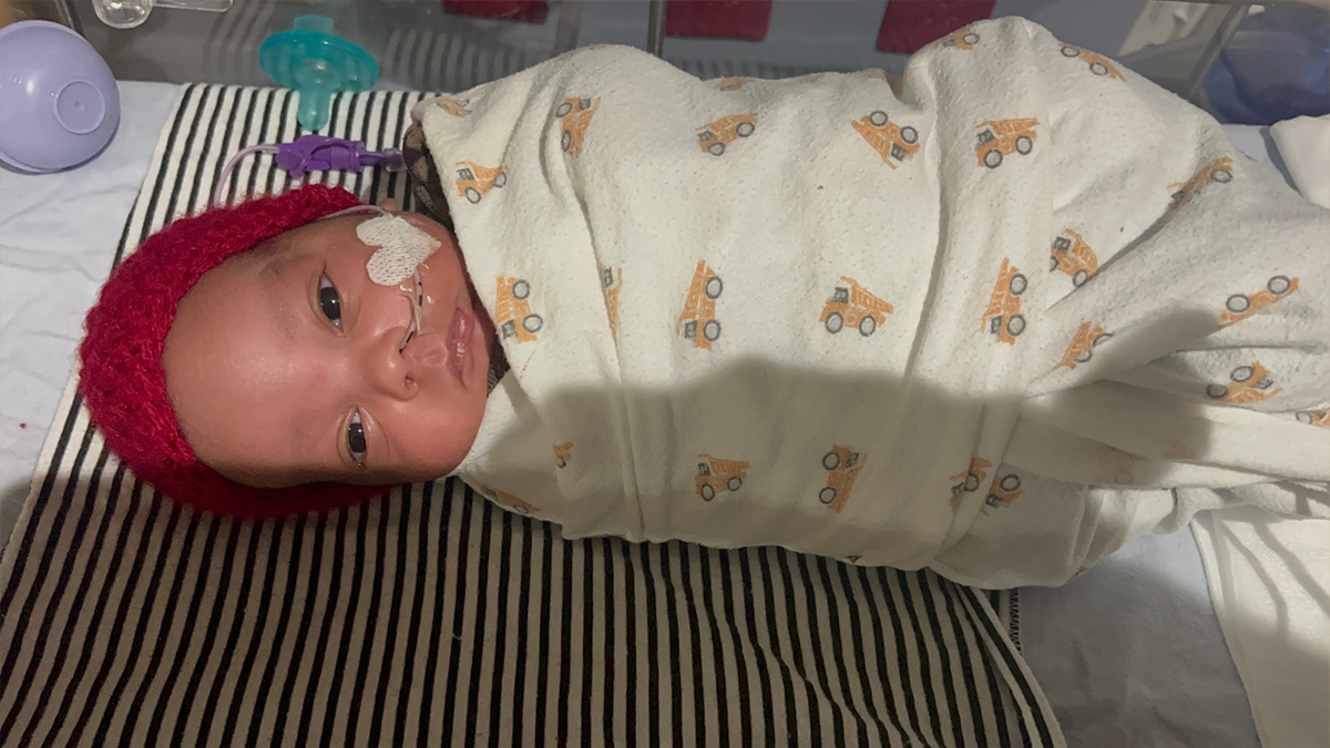 bebé noah envuelto en una manta con sombrero