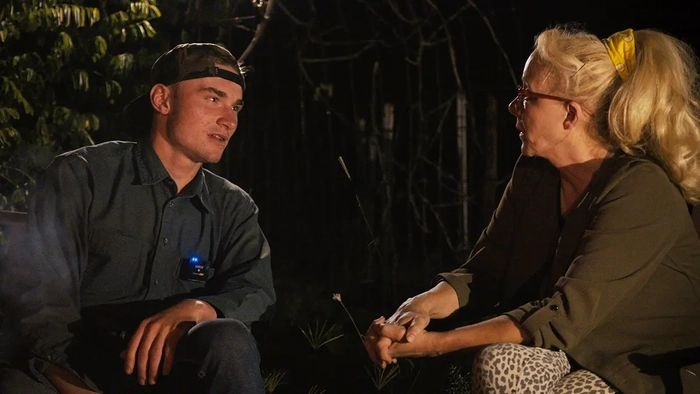 Уоррен Леви и Кристин Мари стоят вместе в сцене из фильма "Поверь мне, лжепророк", 1 сезон