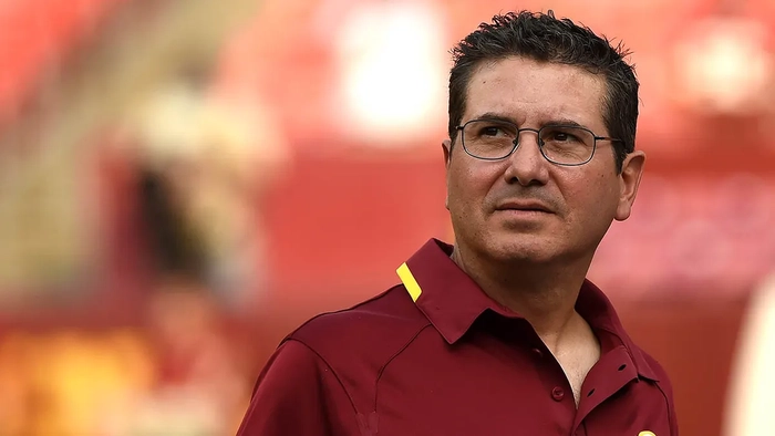La NFL pone "Inspire Change" y "Choose Love" en los campos, pero no es tan agresiva con sus problemas de abuso doméstico Daniel Snyder, propietario de los Washington Redskins, observa el FedExField durante un partido de pretemporada de la NFL