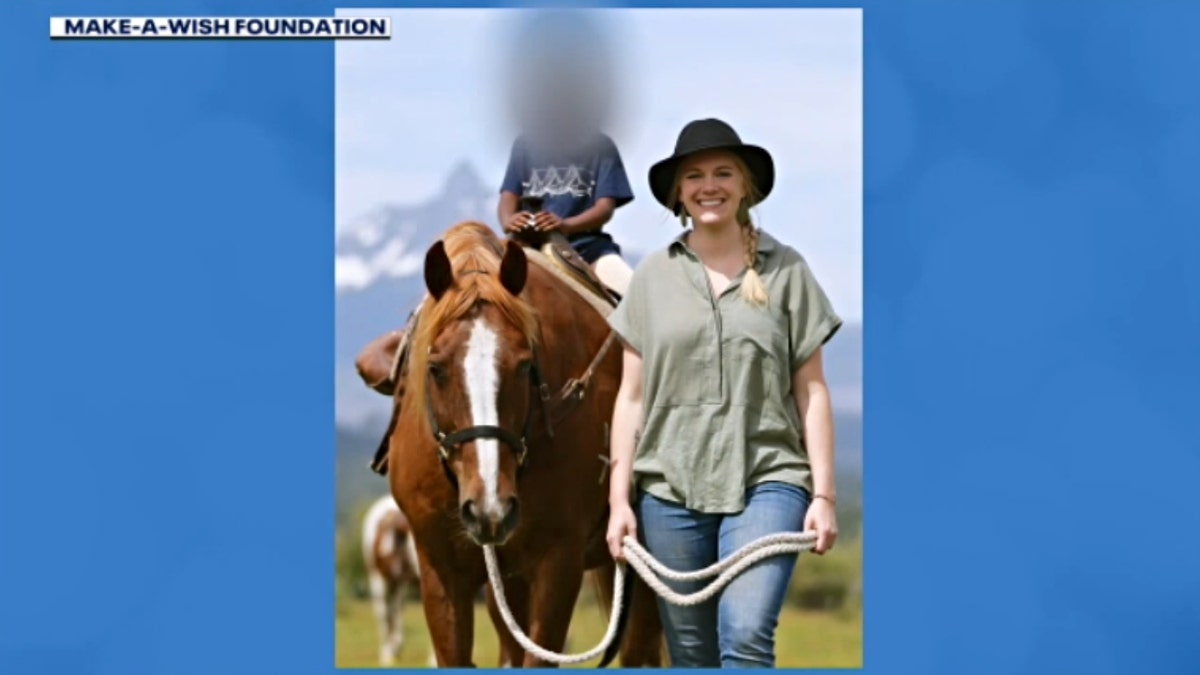Sophie Hartman camina junto a su hija montando a caballo
