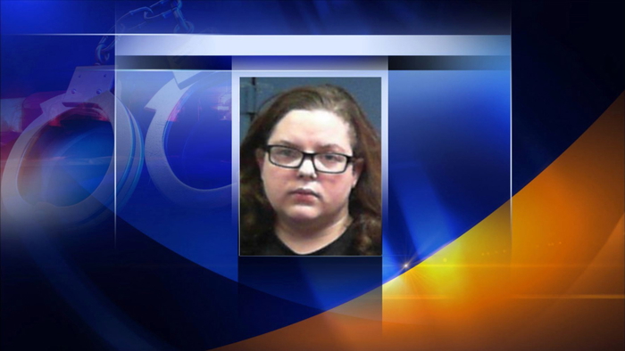 una mujer se enfrenta a un cargo de negligencia infantil en el condado de monongalia despues de que su hijo de 2 anos fuera encontrado con graves quemaduras y multiples contusiones