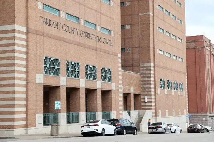 detenida en la carcel del condado de tarrant una mujer sospechosa de abusar medicamente de su hijo de 3 anos