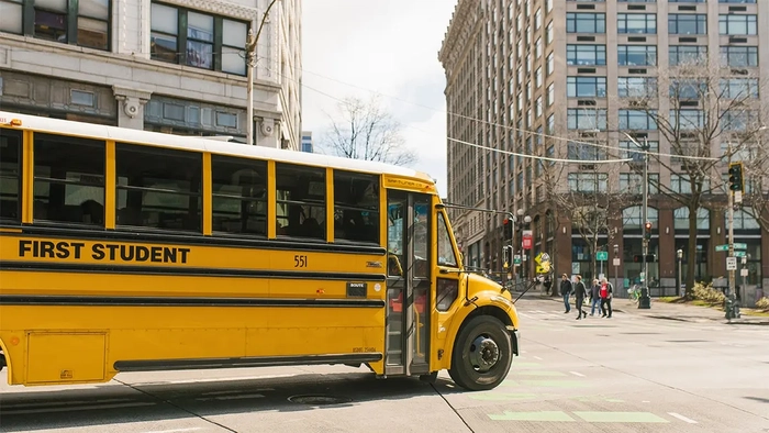 El recién elegido presidente del sindicato de profesores de Seattle, investigado por presuntos abusos a un niño autista yellow-seattle-school-bus