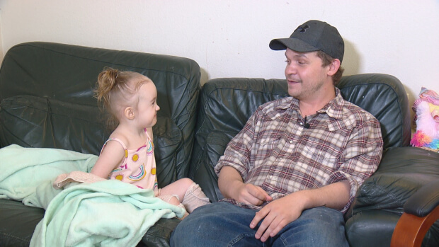 la nina de colorado cuya madre kaylee messerly esta acusada de maltrato infantil sera dotada de piernas artificiales