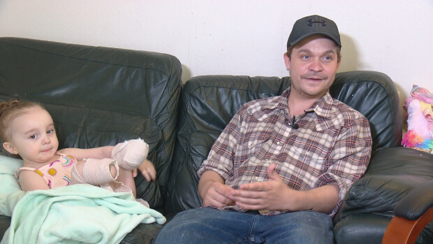 la nina de colorado cuya madre kaylee messerly esta acusada de maltrato infantil sera dotada de piernas artificiales