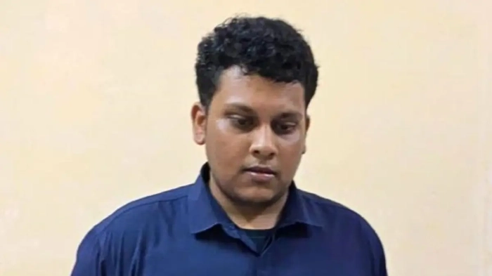 El FBI captura a un fugitivo bangladeshí extraditado por un caso masivo de extorsión sexual infantil en Internet Zobaidul Amin de pie en el interior con una camisa oscura