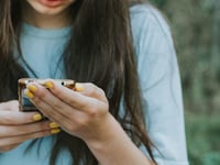 nieuw hulpmiddel voor jongeren onder de 18 jaar om naaktfotos van zichzelf online te melden