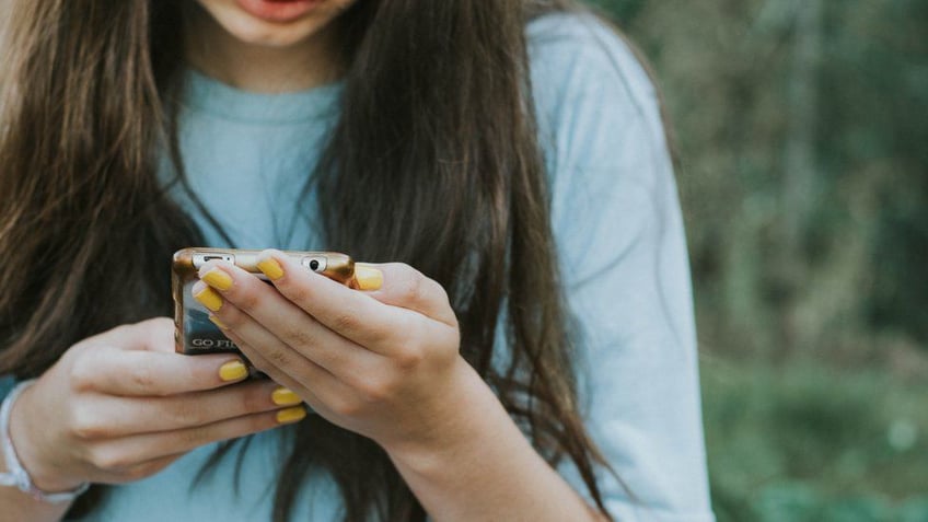 nieuw hulpmiddel voor jongeren onder de 18 jaar om naaktfotos van zichzelf online te melden