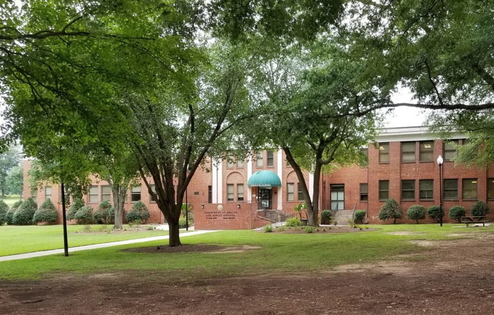 carolina del norte podria buscar en otros estados posibles reformas de bienestar infantil