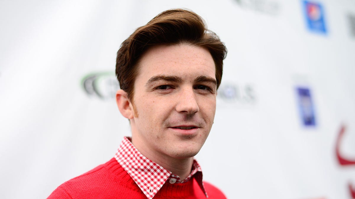 Primer plano de Drake Bell