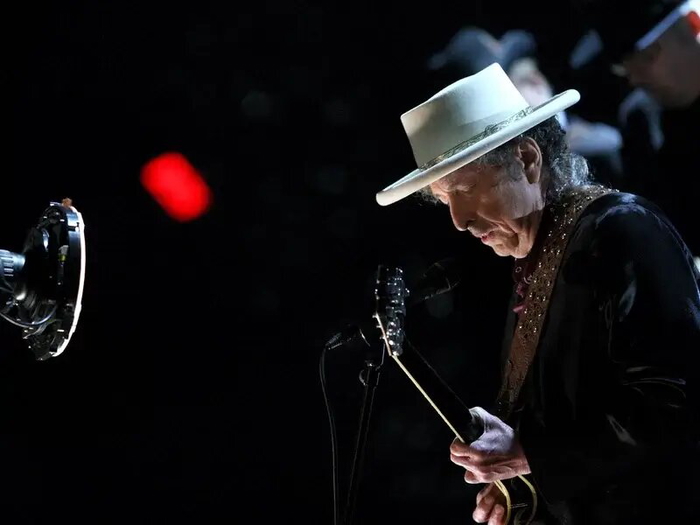demanda alega abuso sexual cometido por bob dylan