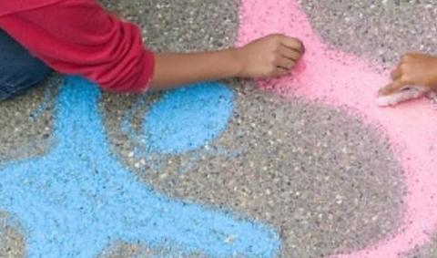 genere conciencia sobre el abuso y la negligencia infantil marcando con tiza la caminata