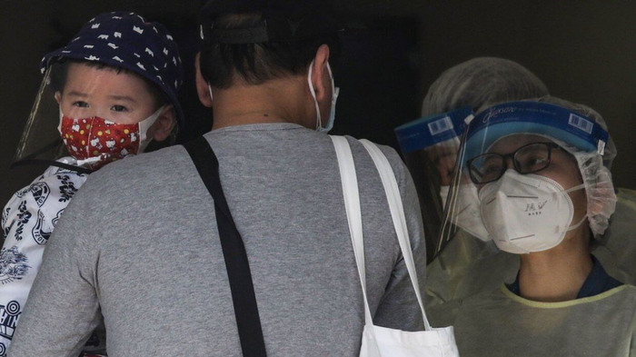 hasta 2 000 ninos menores de 10 anos han sido separados de sus padres en hospitales de hong kong en las ultimas 6 semanas tras contagiarse de covid 19