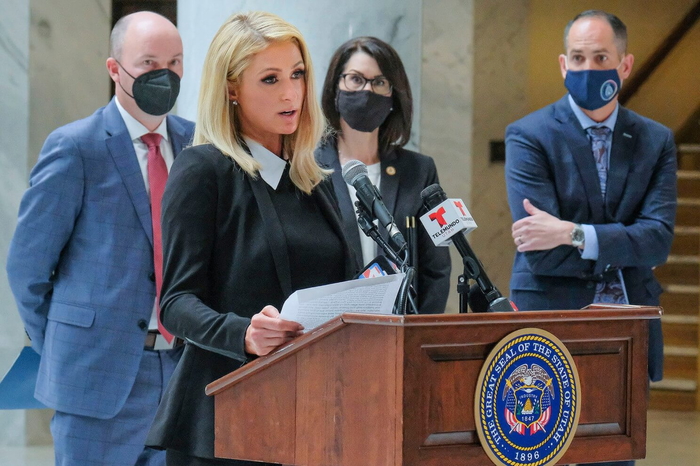 paris hilton se reune con el congreso para hablar de los centros de acogida de ninos