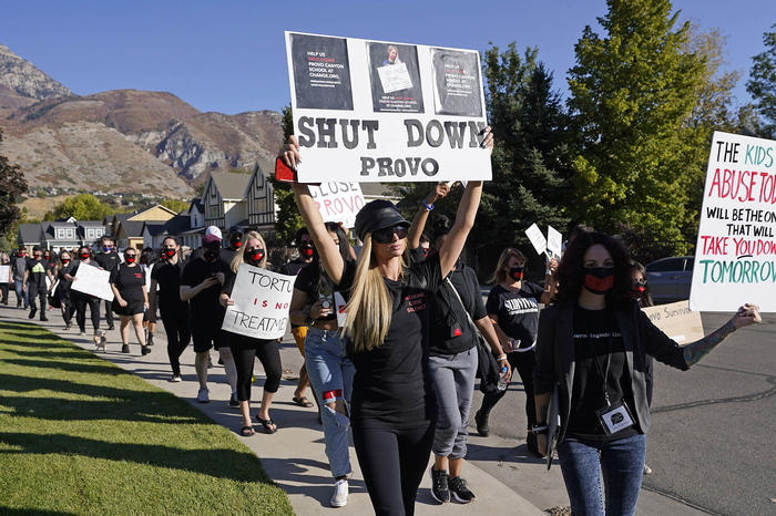 paris hilton se reune con el congreso para hablar de los centros de acogida de ninos