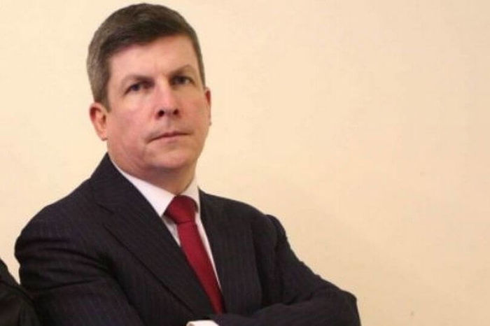 un comico bromeo sobre los abusos a menores y luego fue desenmascarado como un vil pedofilo que pago a unos intermediarios para que retransmitieran en directo los abusos a menores