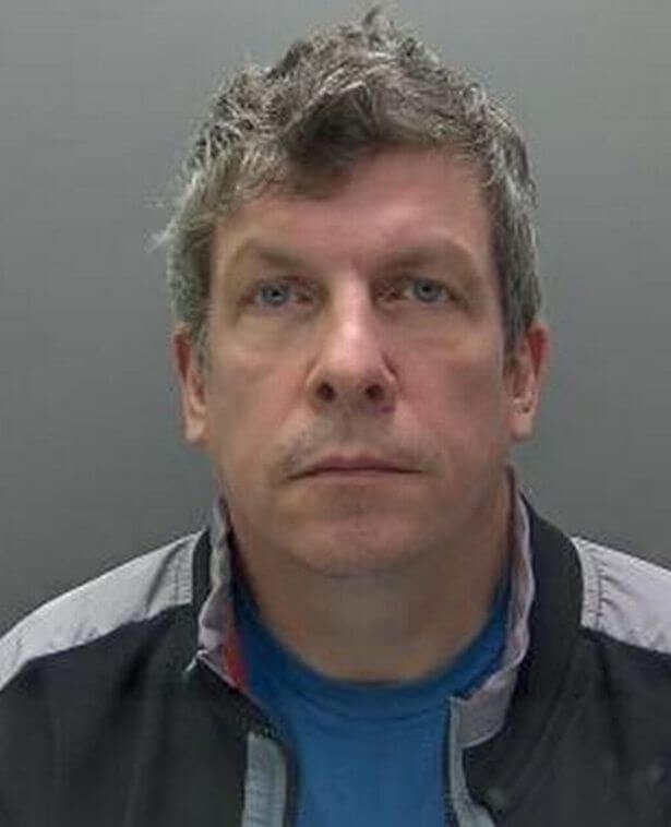 un comico bromeo sobre los abusos a menores y luego fue desenmascarado como un vil pedofilo que pago a unos intermediarios para que retransmitieran en directo los abusos a menores