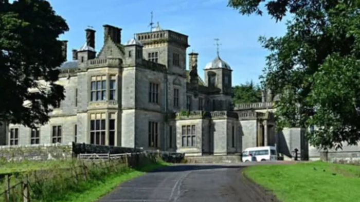 un hombre recibe una indemnizacion de 1 4 millones de libras por abusos de monjes cristianos