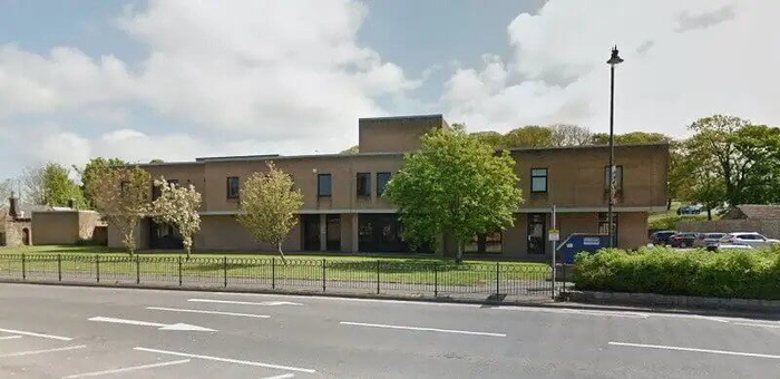 un hombre se enfrenta a cargos por poseer imagenes de abuso de menores y uno que involucra a una persona una serpiente y un pollo