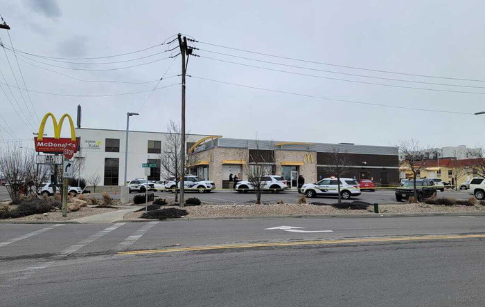 un padre de utah es acusado despues de que un nino de 4 anos disparara a la policia frente al mcdonalds de midvale