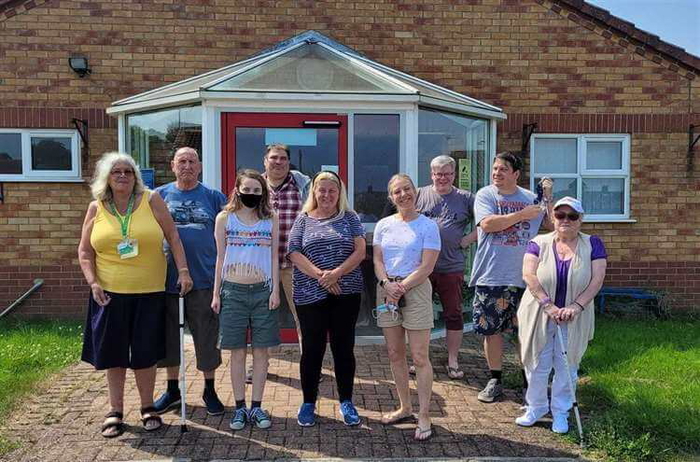 un superviviente de abusos infantiles de grantham con lesiones cerebrales ayuda a otros en lincolnshire