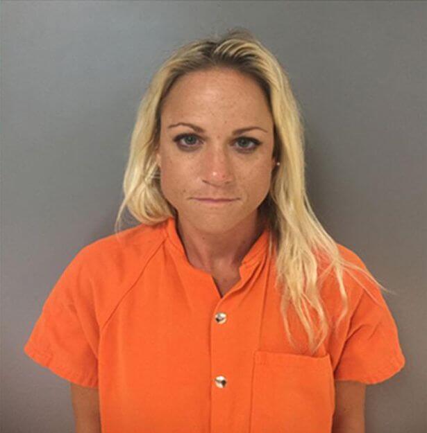 una maestra de escuela alimento a sus alumnos con magdalenas con el esperma de su marido