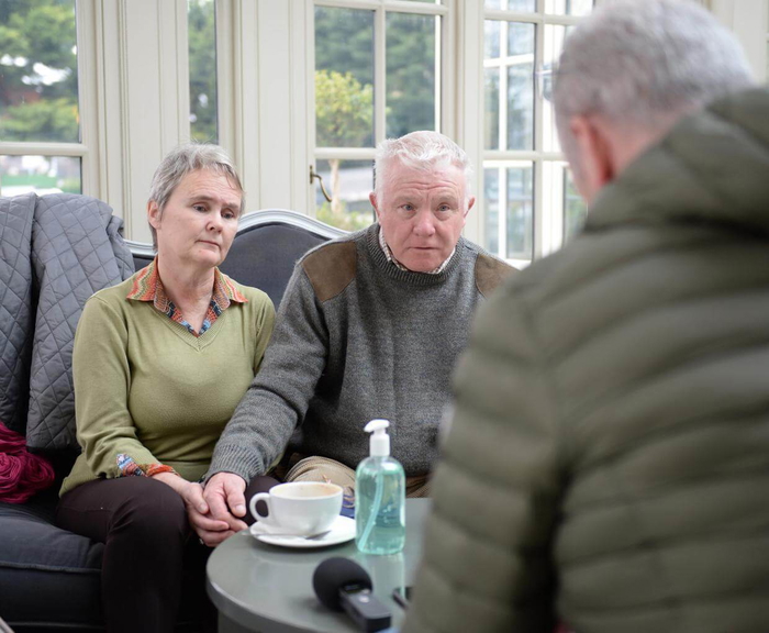 una mujer violada por su hermano cuando era nina revela que fue condenada al ostracismo por su familia por denunciar los hechos