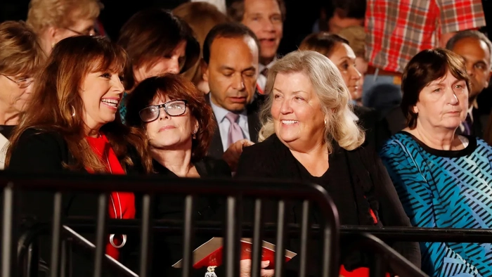 Пола Джонс, Кэтлин Уилли, Хуанита Броддрик и Кэти Шелтон (слева направо) сидят на президентских общих дебатах между кандидатом в президенты от Республиканской партии Дональдом Трампом и кандидатом в президенты от Демократической партии Хиллари Клинтон в Вашингтонском университете в Сент-Луисе, штат Миссури, 9 октября 2016 г.