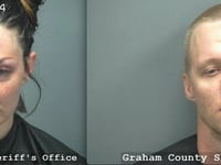 pareja arrestada por cargos por drogas dui y abuso infantil despues de una parada de trafico