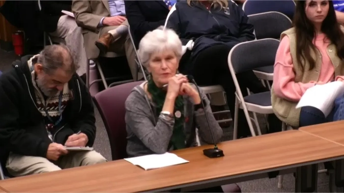 Una mujer de Maryland afirma que el evento del instituto TPUSA suscitó "serias preocupaciones", dice que se avisó a los Servicios de Protección de Menores Una mujer habla en una reunión del consejo escolar