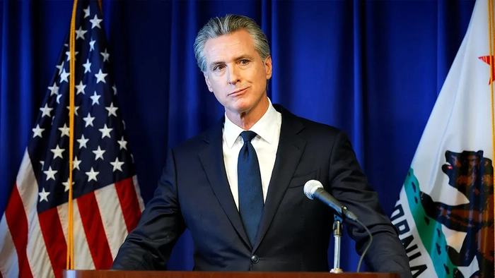 El gobernador Newsom en el podio