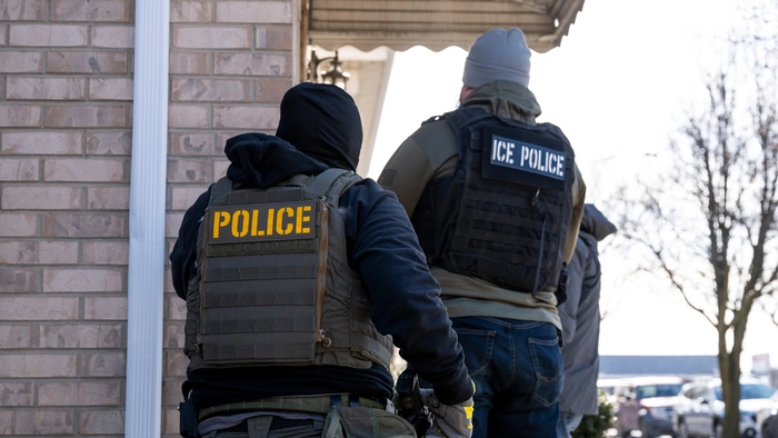 El ICE solicita a Carolina del Norte que mantenga detenido al inmigrante ilegal acusado de la muerte de un niño pequeño en la bañera Agentes del ICE se dirigen a una vivienda en Chicago, Illinois